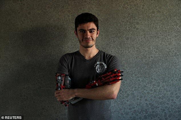نوجوان معلولی که برای خود دست رباتیک ساخت