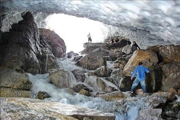 بازدید از غارهای یخی بدون راهنما خطرآفرین است